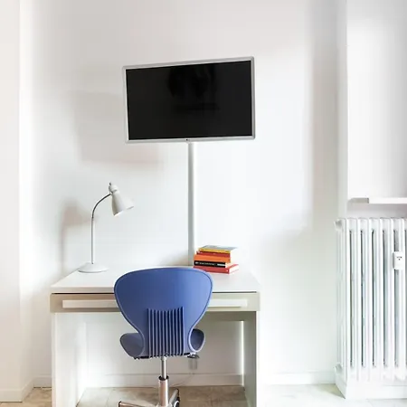 Guesthost - Railway Station Lovely Apartamento Parma