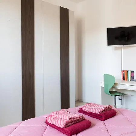 Guesthost - Railway Station Lovely Apartamento Parma