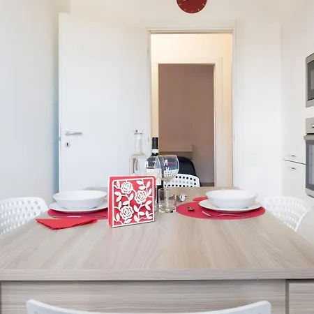 Guesthost - Railway Station Lovely Appartement Parma