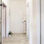 Guesthost - Railway Station Lovely Apartman *