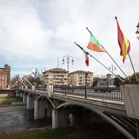 Railway Station Lovely アパート *